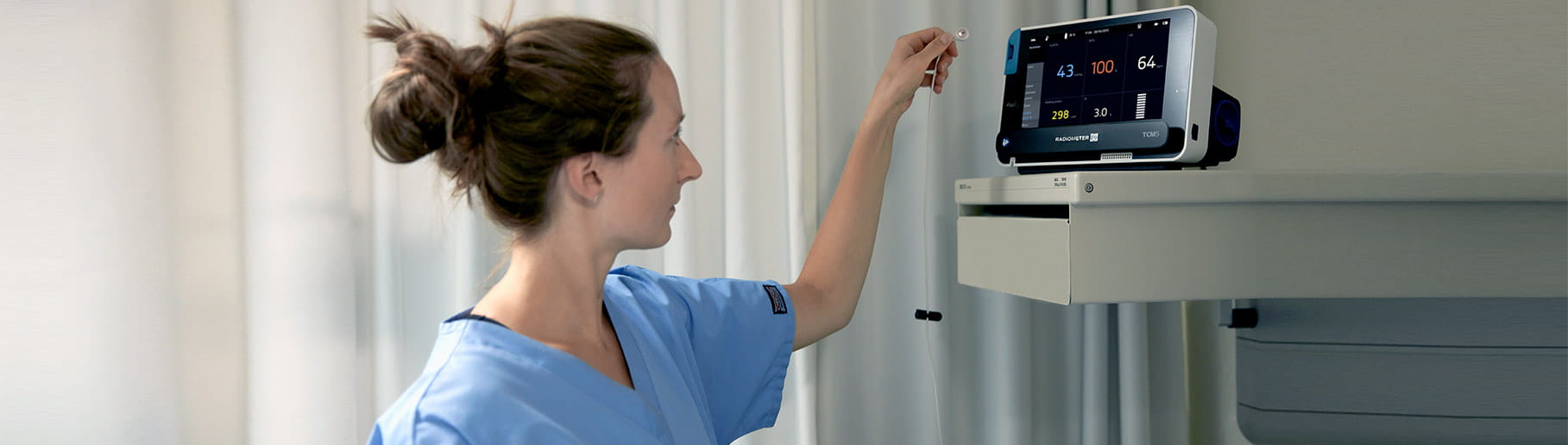 Nurse setting up the TCM5 transcutanous monitor from Radiometer