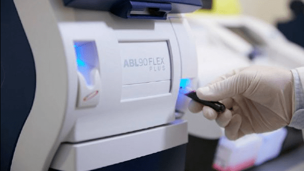Close up - Performing a blood gas analysis on the ABL90 FLEX PLUS from Radiometer